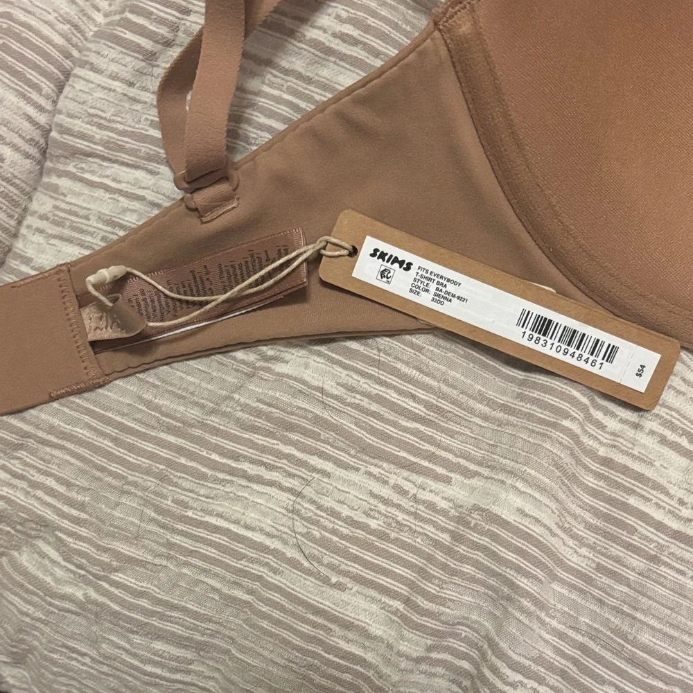 Skims fits everybody Tshirt bra 32dd - Picture 3 of 4